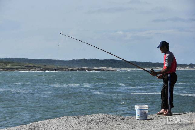 Pscador na Punta del Diablo, no litoral do Uruguai
